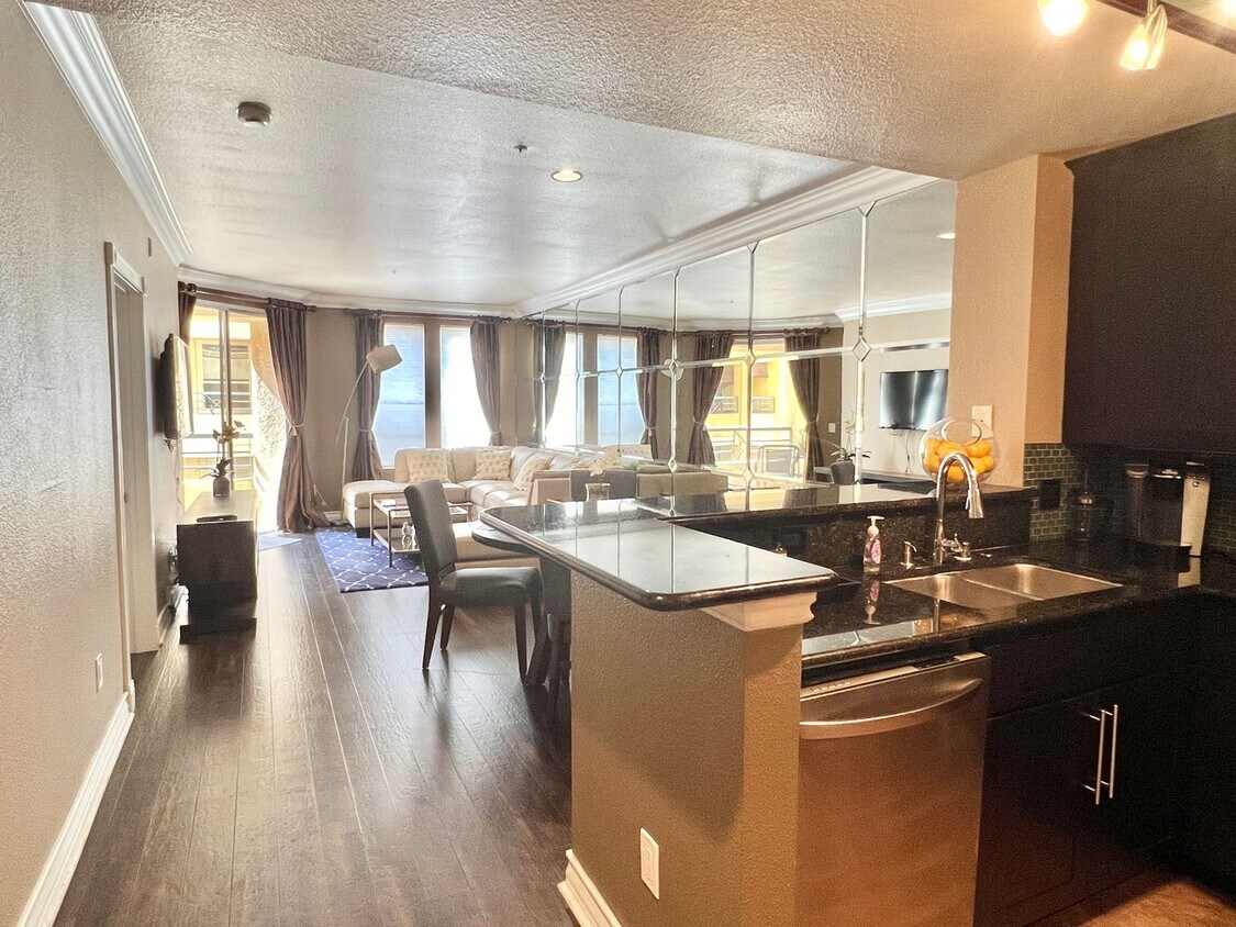 Foto principal - $1000 Off 1st Months Rent! Luxurious 2 Bed...