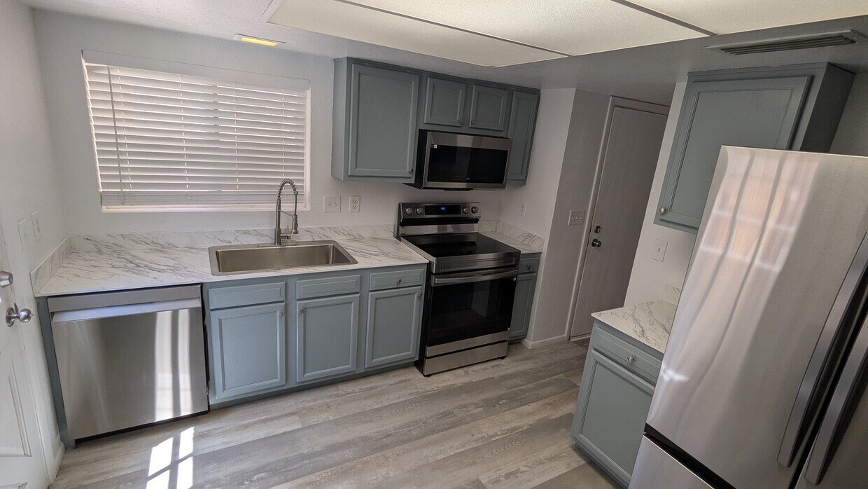Kitchen - 14852 N 24th Dr