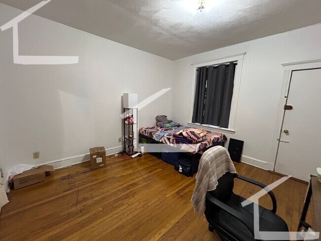 Building Photo - Great 4 Bed Available 8/1/26