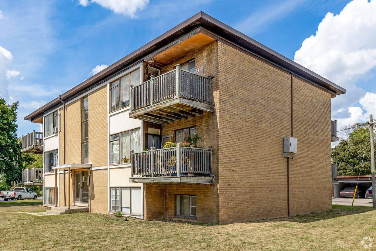 Photo du bâtiment - 874-876 Lawrence Av E