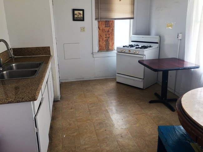 Building Photo - BEAUTIFUL DORMITORY STYLE HOUSING AVAILABLE