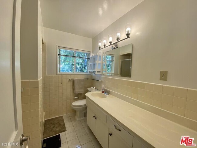 Building Photo - 2 br, 1 bath Condo - 5431 Village Grn