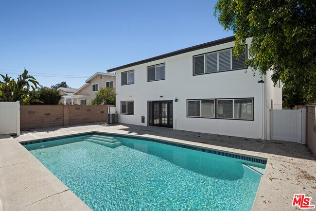 Foto del edificio - 18113 Bromley St