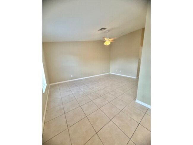 Foto del edificio - First Month Free! Available Now! 2 Bed 2 Bath Located SE Cape Coral