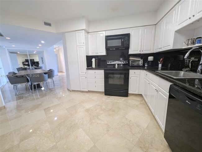 Building Photo - 5161 Collins Ave