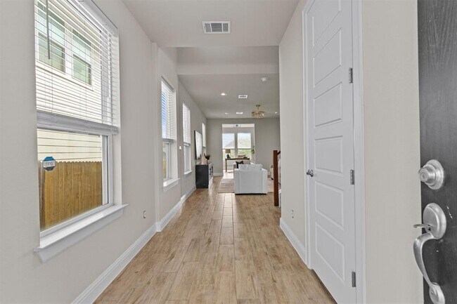 Building Photo - 124 Oakstone Dr