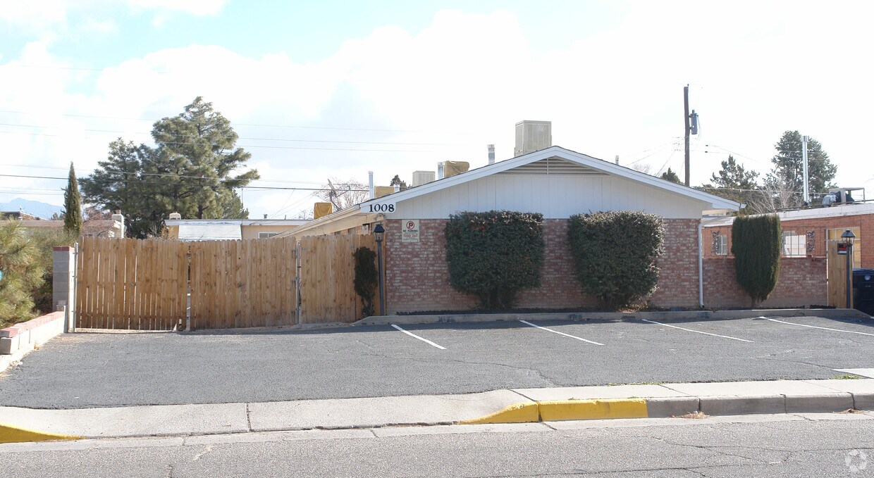 Building Photo - 1008 Madeira Dr SE
