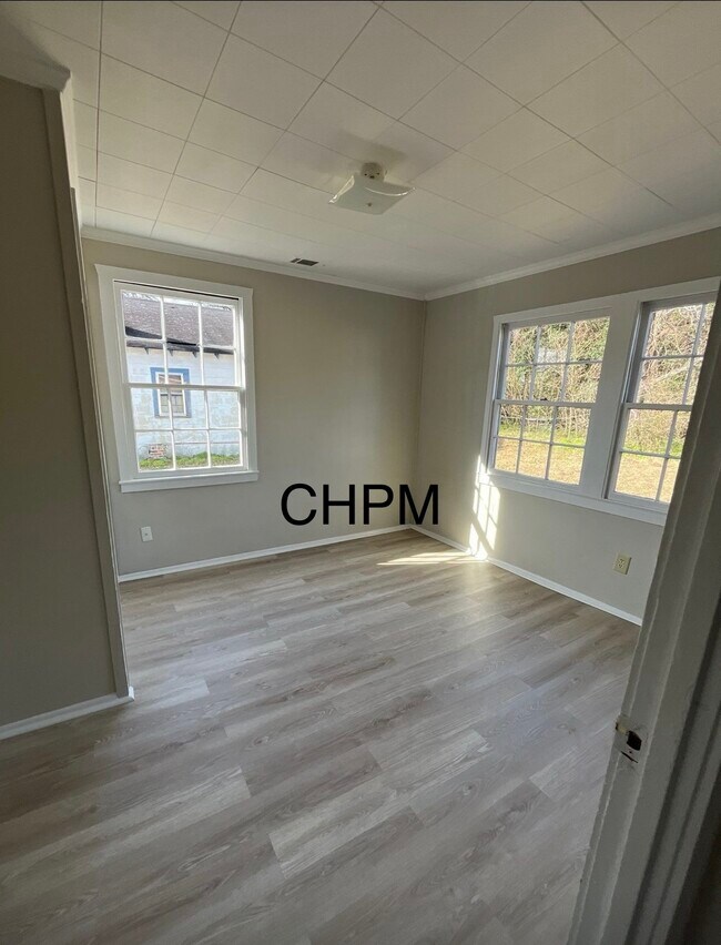 Foto del edificio - 327 E Bond St