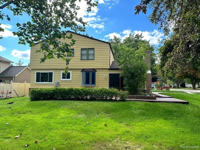 Building Photo - 24888 Apple Crest Dr