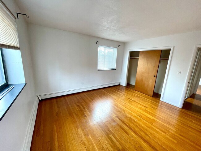 Foto del edificio - 2bed in allston with parking spot included $2800 with heat and hot water included