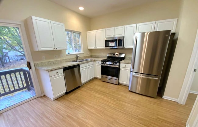 Building Photo - 609 N Lyle Ave