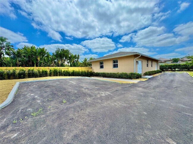 Foto del edificio - 14450 SW 24th St