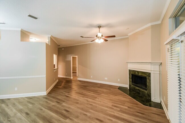 Foto del edificio - 8233 Lakemont Dr