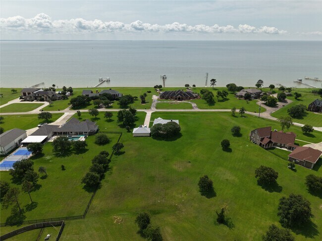 Foto del edificio - 9035 Point Dr