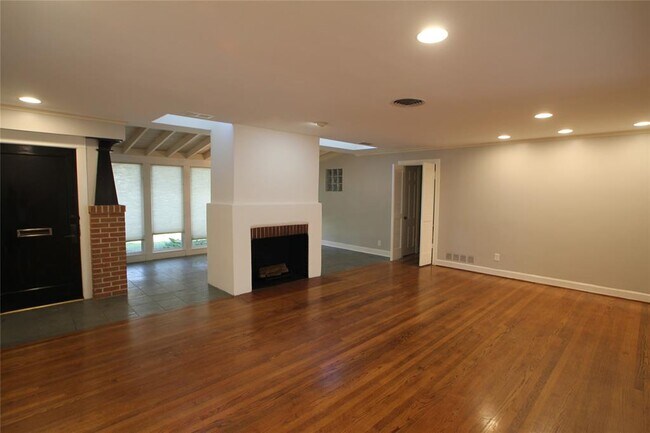 Building Photo - 2341 Bolsover St