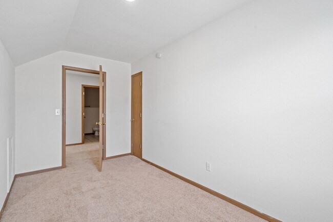 Building Photo - Spacious 4-Bedroom Duplex in Valley View G...