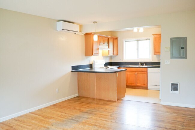 Foto del edificio - Updated Vintage 2Bed Courtyard Flat w/Hard...