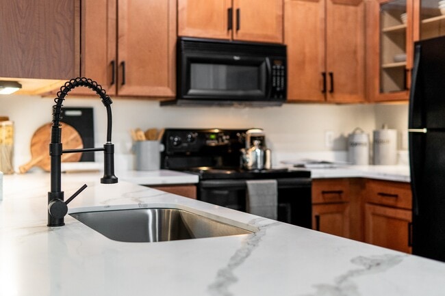 Cocina con fregadero - Grove at Sterling Ridge