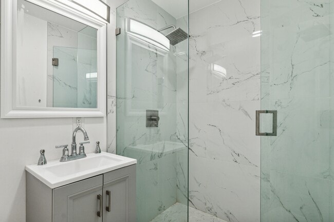 Foto del edificio - 8020 Crespi Blvd