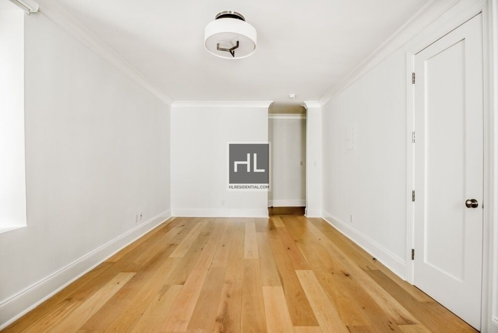 Building Photo - Prime Chelsea Studio Apt
