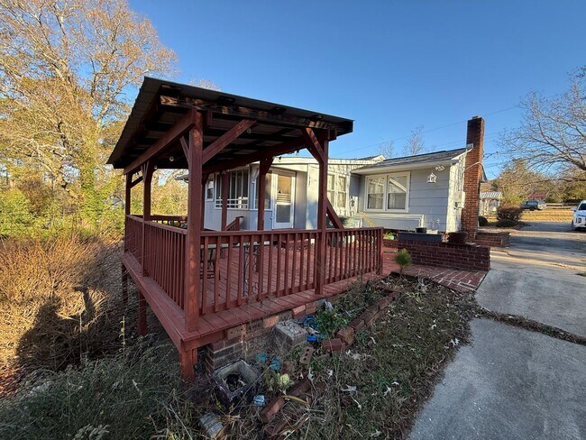 Building Photo - 3 Bedroom/1 Bath home for rent