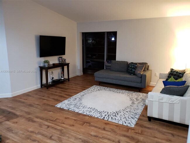 Foto del edificio - 4780 NW 102nd Ave