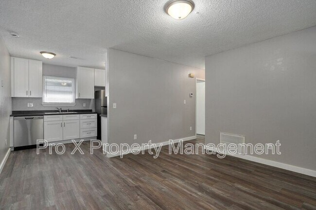 Building Photo - 1050 W Elm St