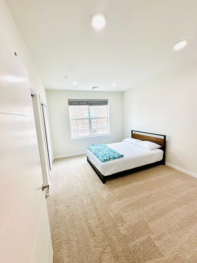 Building Photo - 723 Lorhan Dr