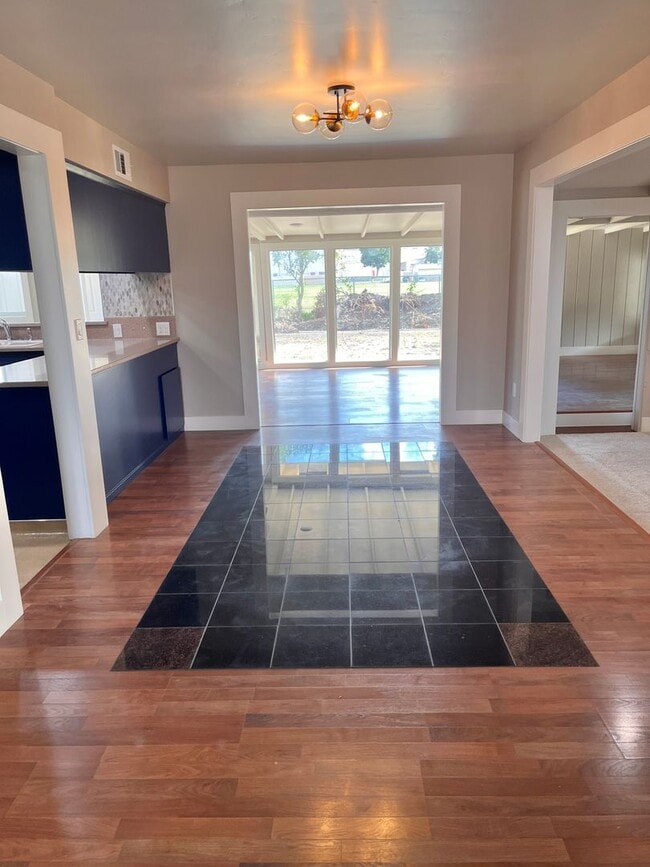 Building Photo - Newly Remodeled & Full of Character!