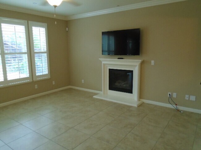 Foto del edificio - BEAUTIFUL 2 STORY IN WEST ROSEVILLE! 4 BEDROOM, 3 BATH, 3 CAR GARAGE, WITH LOW MAINTENANCE YARD!