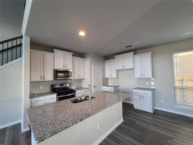 Building Photo - 3201 College Park Dr