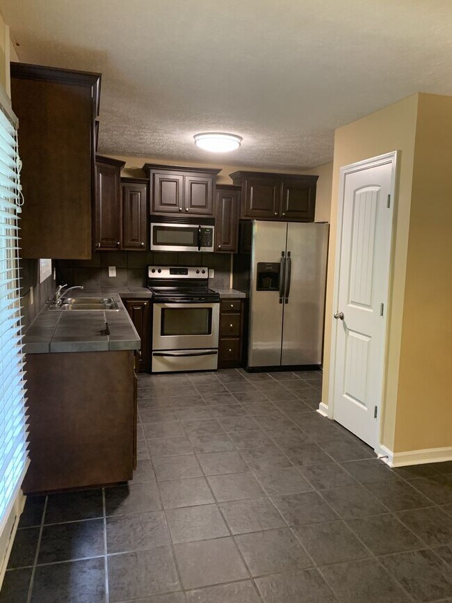 Building Photo - 3 Bedroom 2 Bath Home