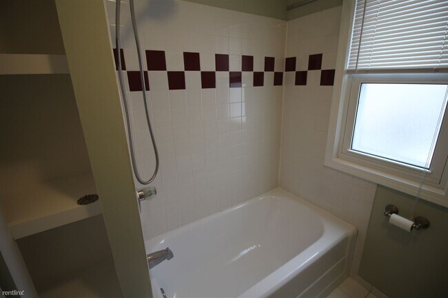 Foto del edificio - 2 br, 1 bath House - 28577 Fairfax St