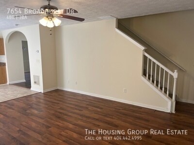 Building Photo - Spacious 3 Bedroom