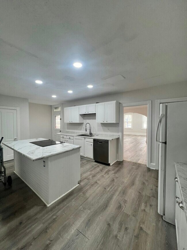 Building Photo - 372 Bridge St