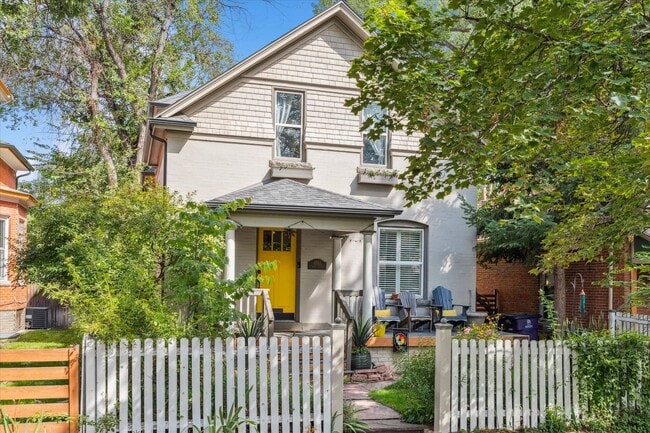 Furnished or unfurnished updated single family home in The Highlands. - Furnished or unfurnished updated single family home in The Highlands.