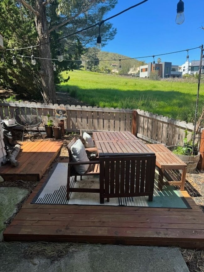 Building Photo - Condo in Central SLO backing on Open Space