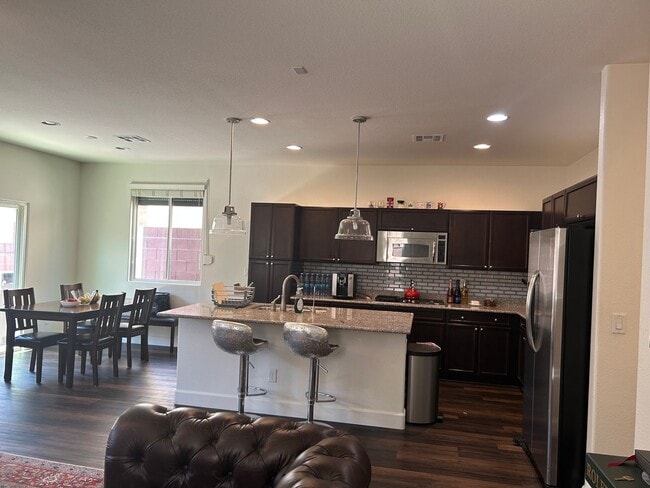 Foto del edificio - 2 story Northwest Home