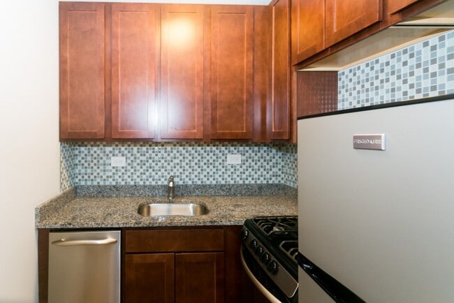 Building Photo - 553 W Arlington Pl