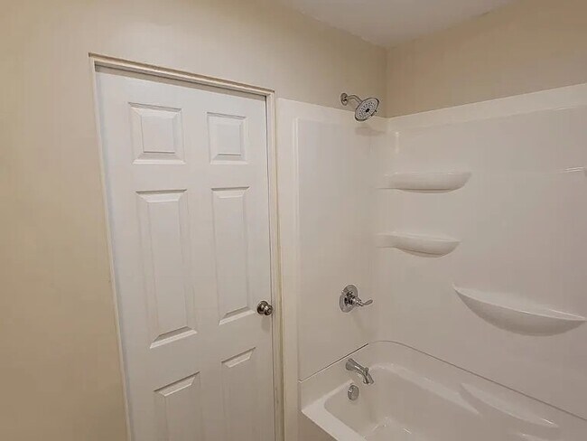 Foto del edificio - 319 Hickory Dr