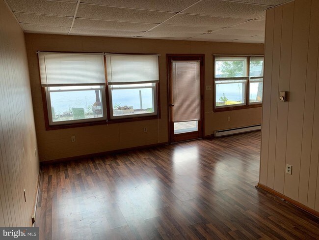 Building Photo - 193 N River Dr