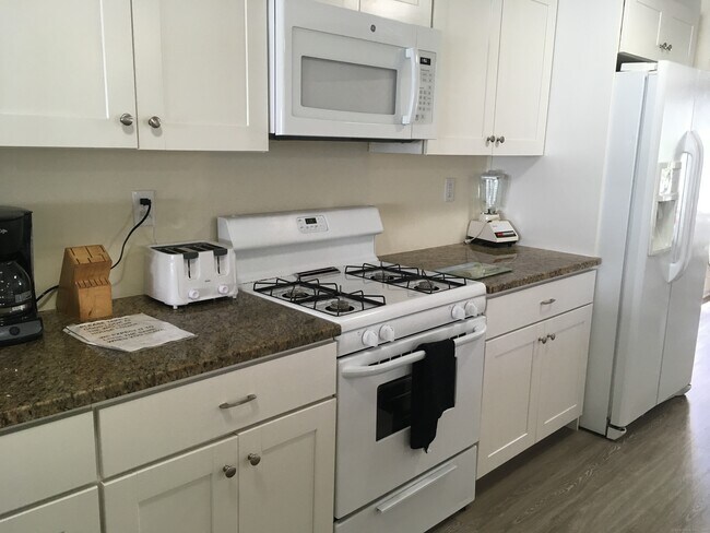 Foto del edificio - 989 Fairfield Beach Rd