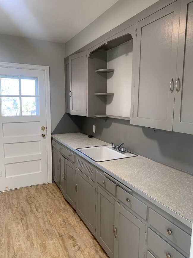 Building Photo - 2 BEDROOM, 1 BATHROOM APARTMENT
