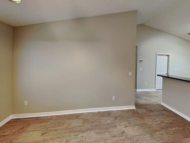 Building Photo - 15582 Moss Hollow Dr
