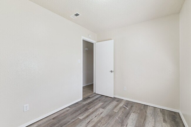 Building Photo - 2 bed, 1 bath apartment in Noble,OK