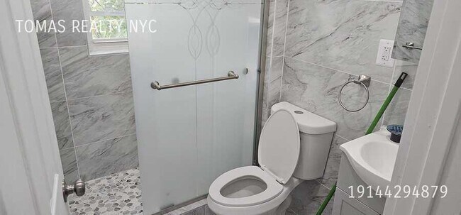 Building Photo - 988 Adee Ave