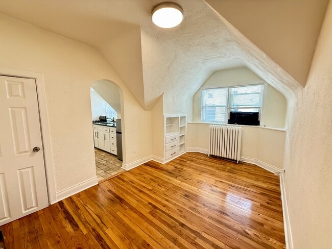 Foto del edificio - Unique Top floor Studio Apartment in Eclectic Capitol Hill House! Available Now!