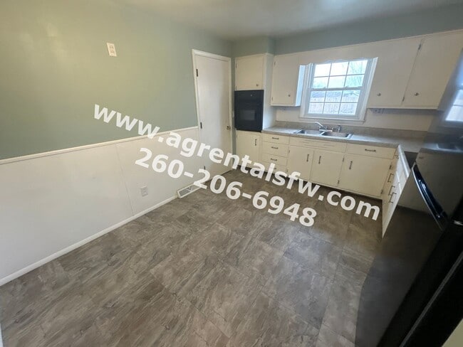 Building Photo - 4 Bedroom House