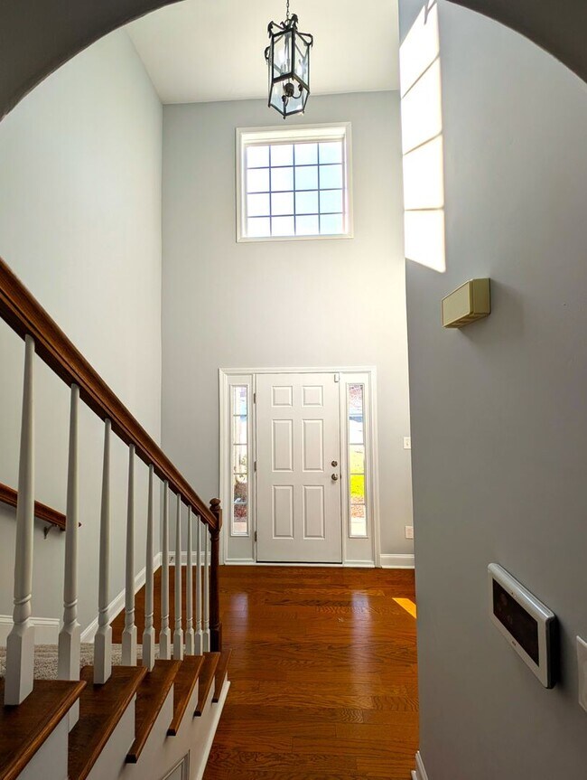 Building Photo - 4 Bedroom! Private Pool!