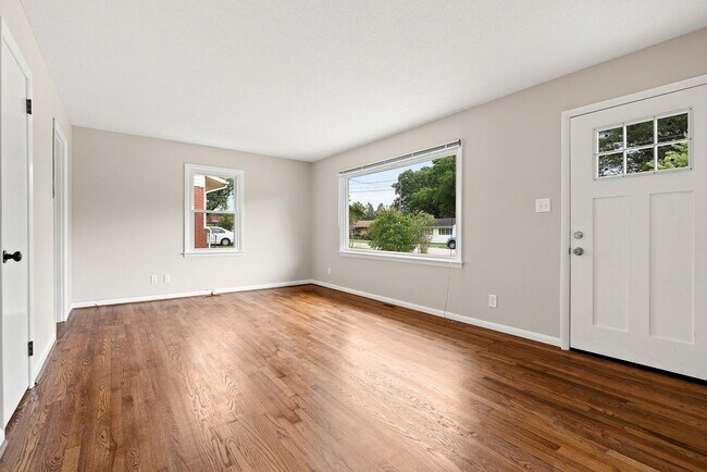 Building Photo - Available 08/15/2025! Adorable 3 Bedroom H...